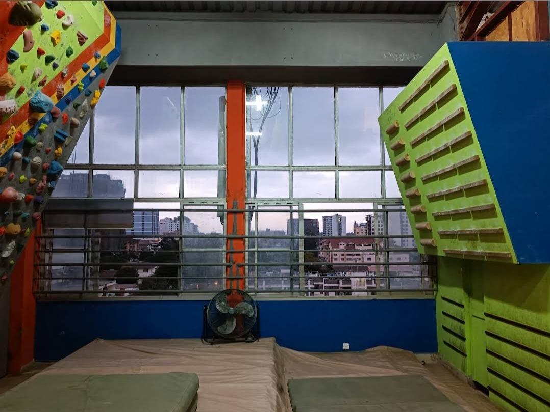 Diamond Plaza Climb BlueSky — image 1