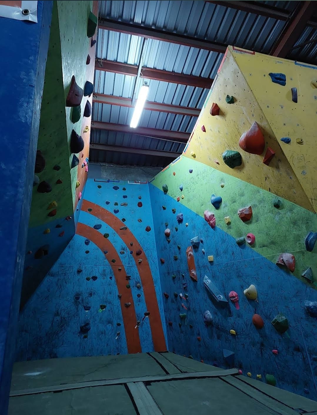 Diamond Plaza Climb BlueSky — image 2